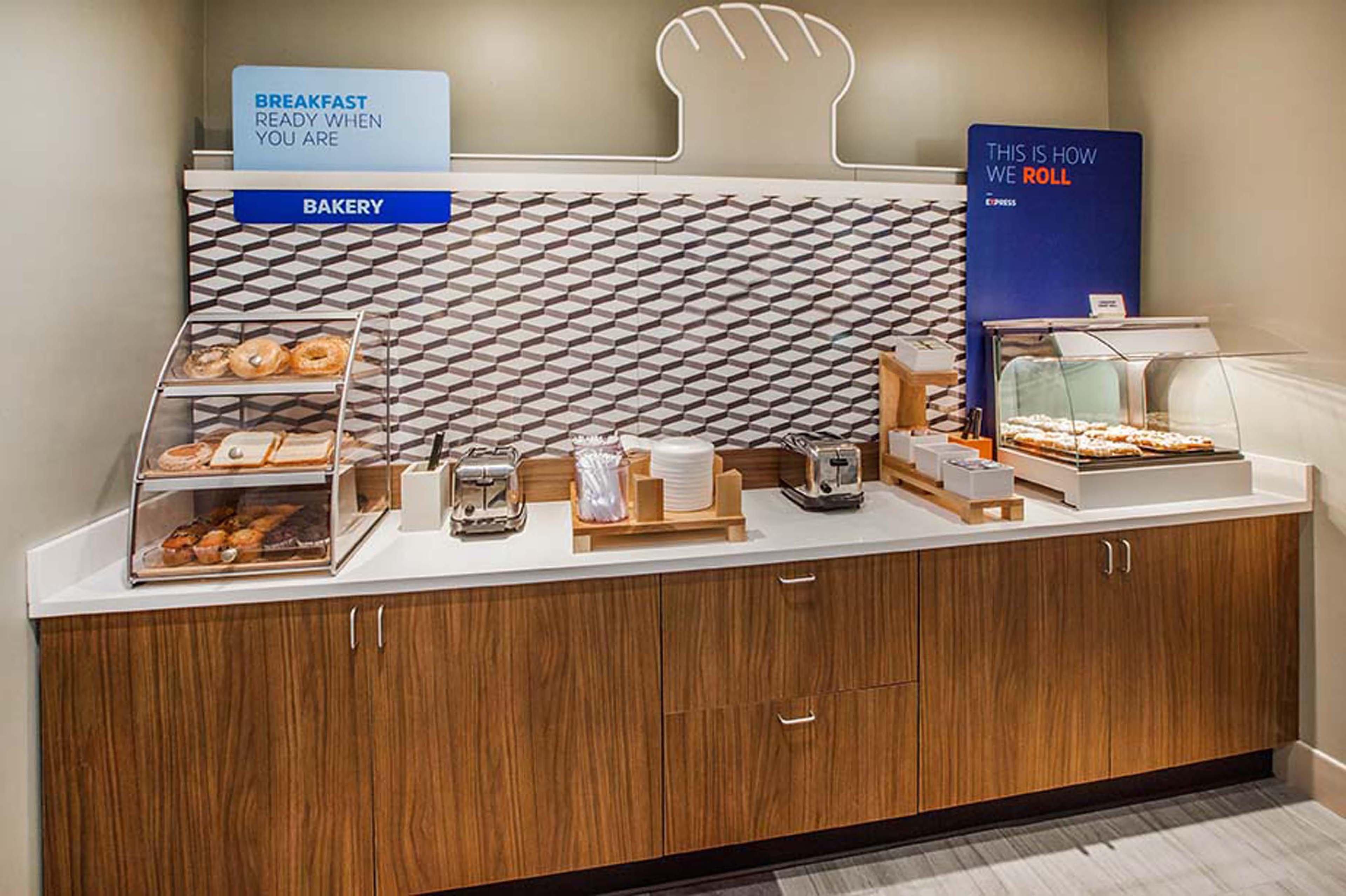 Holiday Inn Express Hotel & Suites Manchester Conference Center By Ihg Esterno foto